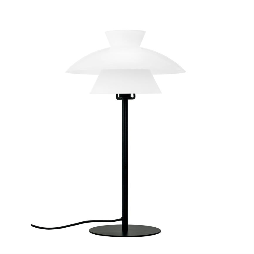 Bordlampe står oprejst: slank sort stang på rund sort fod, tre hvide, lagdelte skærme øverst; sort ledning ligger bøjet ud til siden på neutral, hvid baggrund.
