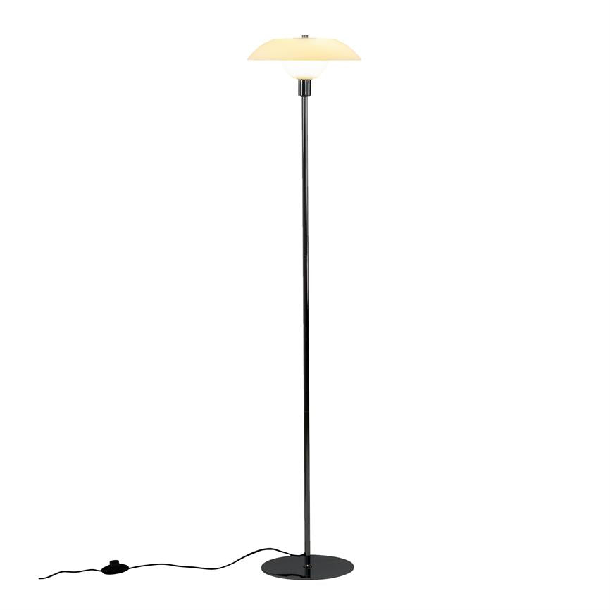Gulvlampe står oplyst med en rund, cremefarvet skærm; slank sort stang og rund sort fod, synlig sort ledning med fodkontakt, mod en ensartet hvid baggrund.