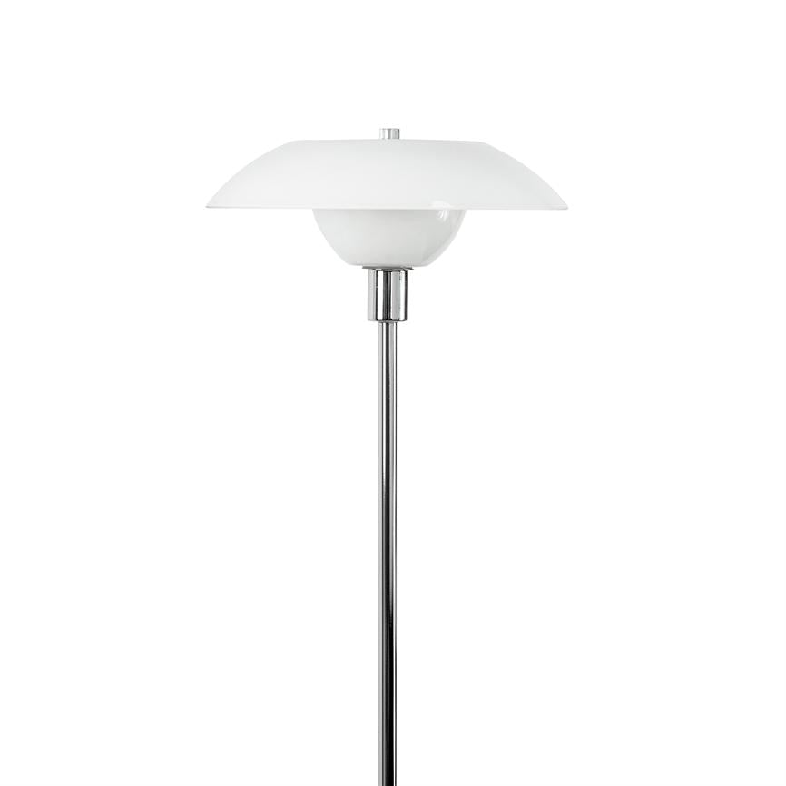 Gulvlampe med hvid, skålformet to-lags glasskærm og slank krom metalstang står oprejst mod en ensartet hvid baggrund, uden synlige kabler eller omgivende møbler.