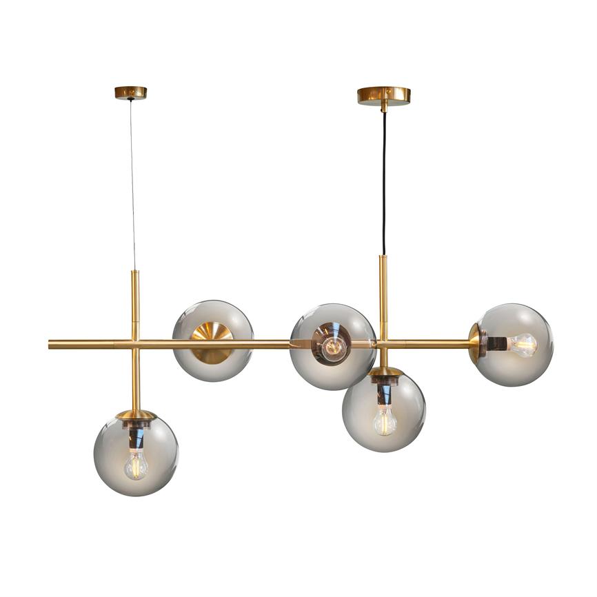 En moderne loftslampe med fem røgfarvede glasglober på en guldfarvet stang, hænger i to kabler og vises mod en ensartet hvid baggrund.
