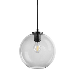 En rund, klar glasskærm hænger i en sort ledning, omslutter en synlig LED-pære i sort fatning og fremstår som en moderne pendellampe mod en ensartet hvid baggrund.