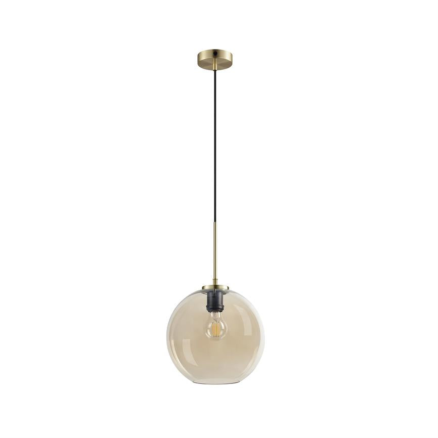 En glaspendel hænger i et sort kabel og et messingbeslag; en gylden glaskugle omslutter en synlig glødepære; vist mod en neutral hvid baggrund.