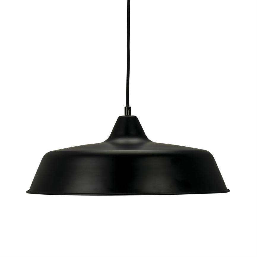 Sort metal pendellampe hænger fra en tynd sort ledning, afskærmer lys nedad med en bred, flad skærm mod en ensartet hvid baggrund.