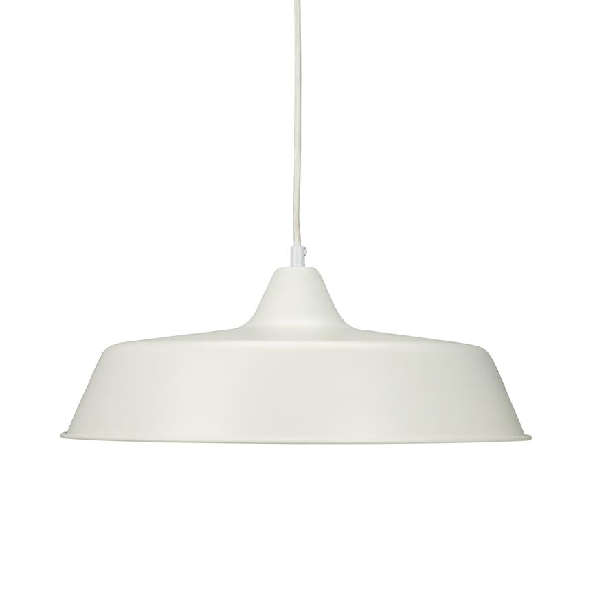 Hvid metalpendel hænger i en tynd ledning; den har en bred, lav skærm og ses mod en neutral, hvid baggrund.