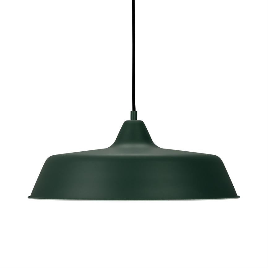 En mat mørkegrøn pendellampe, hænger i en sort ledning og udstråler nedadrettet belysning, enkel industrielt-inspireret form mod en neutral hvid baggrund.