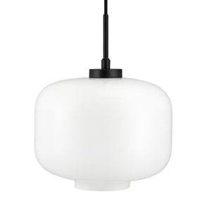 En hvid, rund pendellampe i opalglas hænger i sort ledning med sort fatning; enkel, mat finish mod en neutral hvid baggrund.