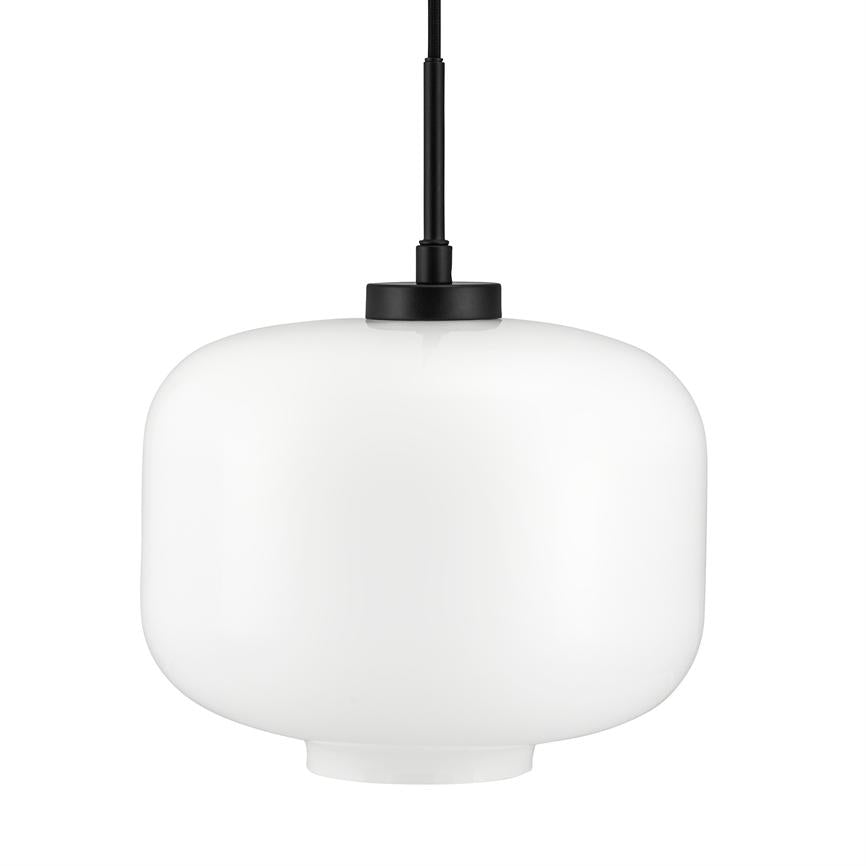 En hvid, rund pendellampe i opalglas hænger i sort ledning med sort fatning; enkel, mat finish mod en neutral hvid baggrund.