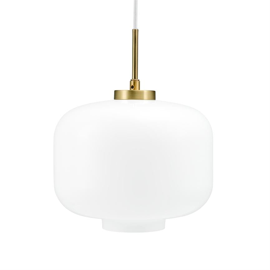 Loftlampe i opalhvidt glas hænger i en hvid stofledning, monteret med en lille messingfatning; rund, blød silhuet centralt placeret mod en ensartet hvid baggrund.