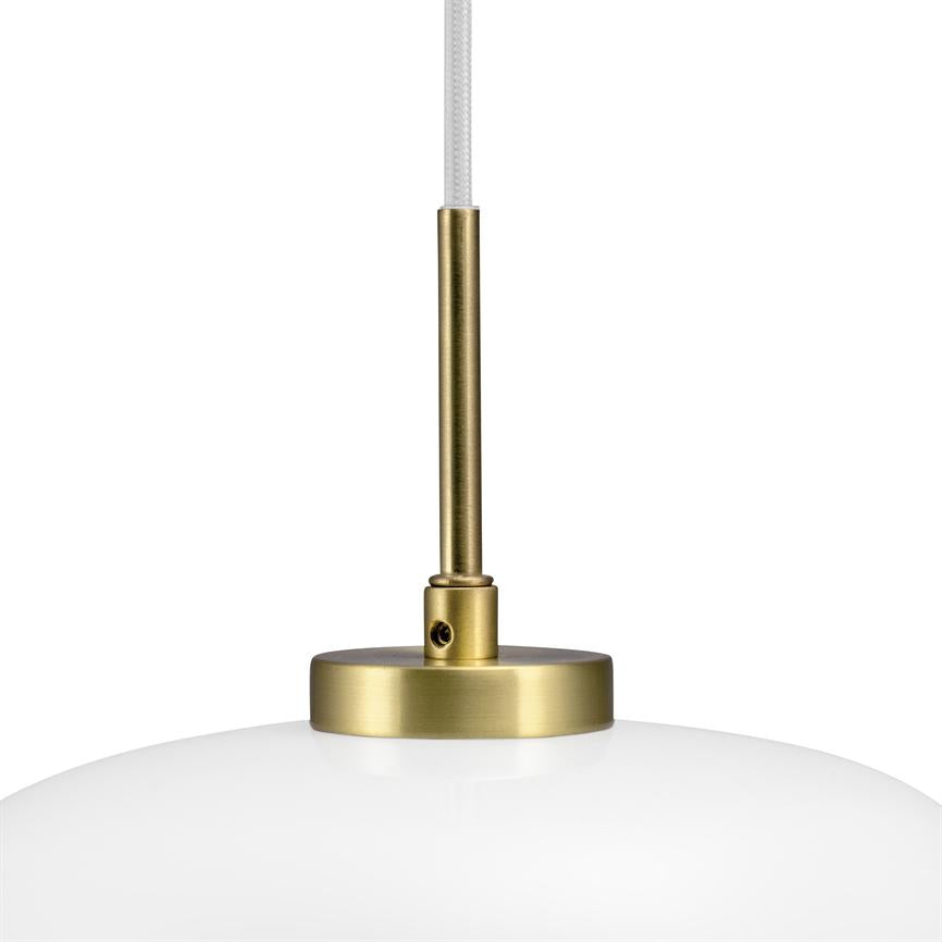 En hængende lampe, ophængt fra en hvid vævet ledning med slank messingstang og messingfatning; en mat hvid opal glaskuppel mod neutral hvid baggrund.
