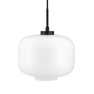Hængende lampe: en hvid, blødkantet opalglaskuppel hænger i sort fatning og ledning mod en ensartet hvid baggrund.