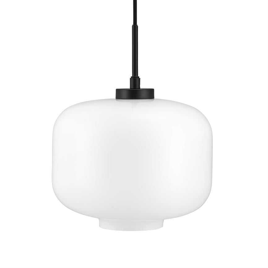 Hængende lampe: en hvid, blødkantet opalglaskuppel hænger i sort fatning og ledning mod en ensartet hvid baggrund.