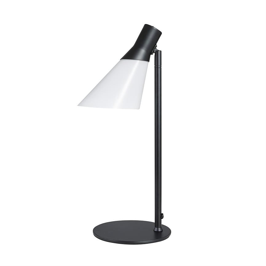 Bordlampe med sort metalstang og hvid, skråtstillet skærm, peger nedad og står på rund sort fod foran en ensartet hvid baggrund.