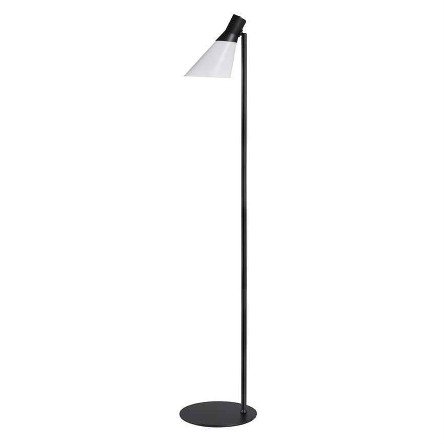 Gulvlampe med sort metalstang og rund fod, har hvid, skråtstillet skærm som peger nedad; står frit på en ensartet hvid baggrund i studiostil.