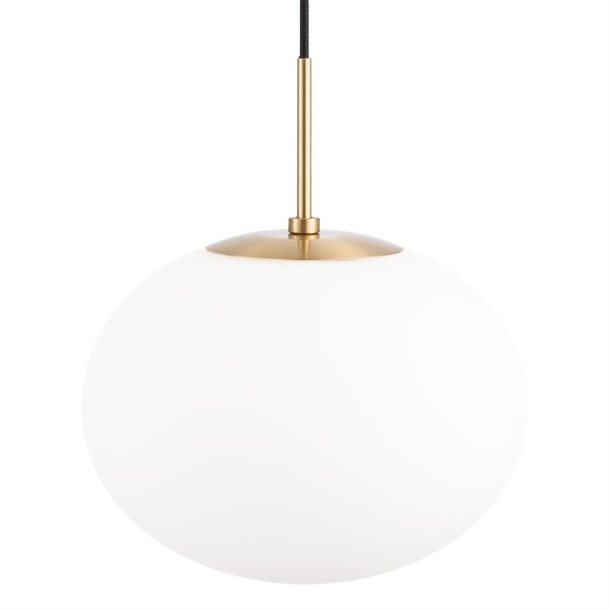 En rund hvid opal-glasskugle hænger i en sort ledning fra en slank messingstang; øverst en rund messingkapsel; enkel, moderne pendel mod neutral hvid baggrund.