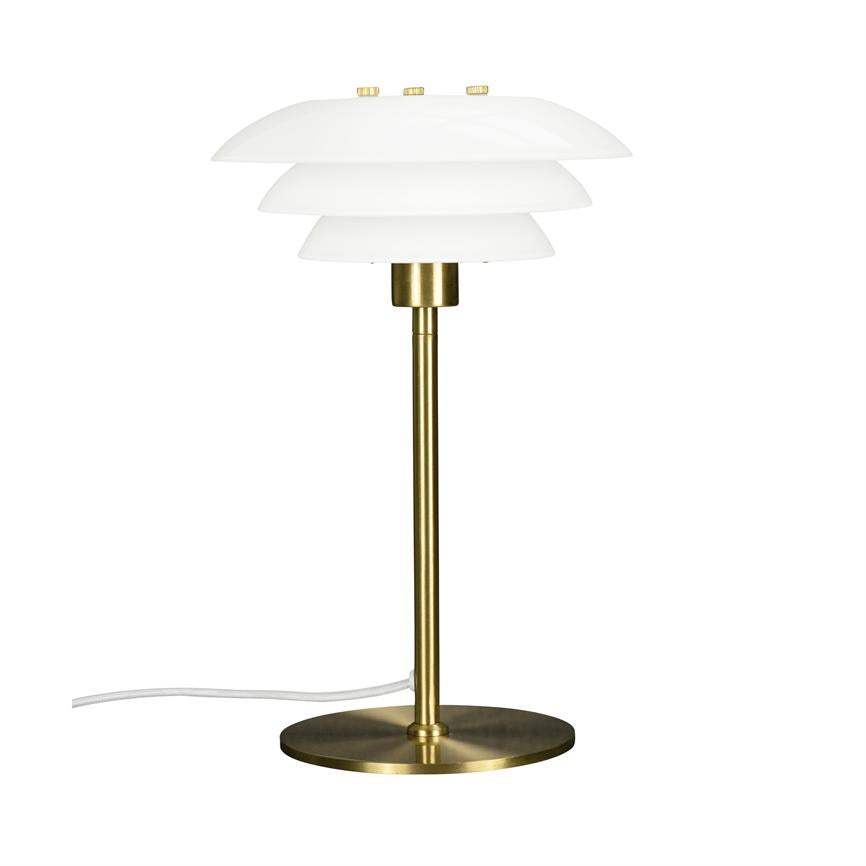 Bordlampe med tre hvide skærme af opalglas, monteret på slank messingstang og rund messingfod; står med synlig hvid ledning på neutral baggrund.