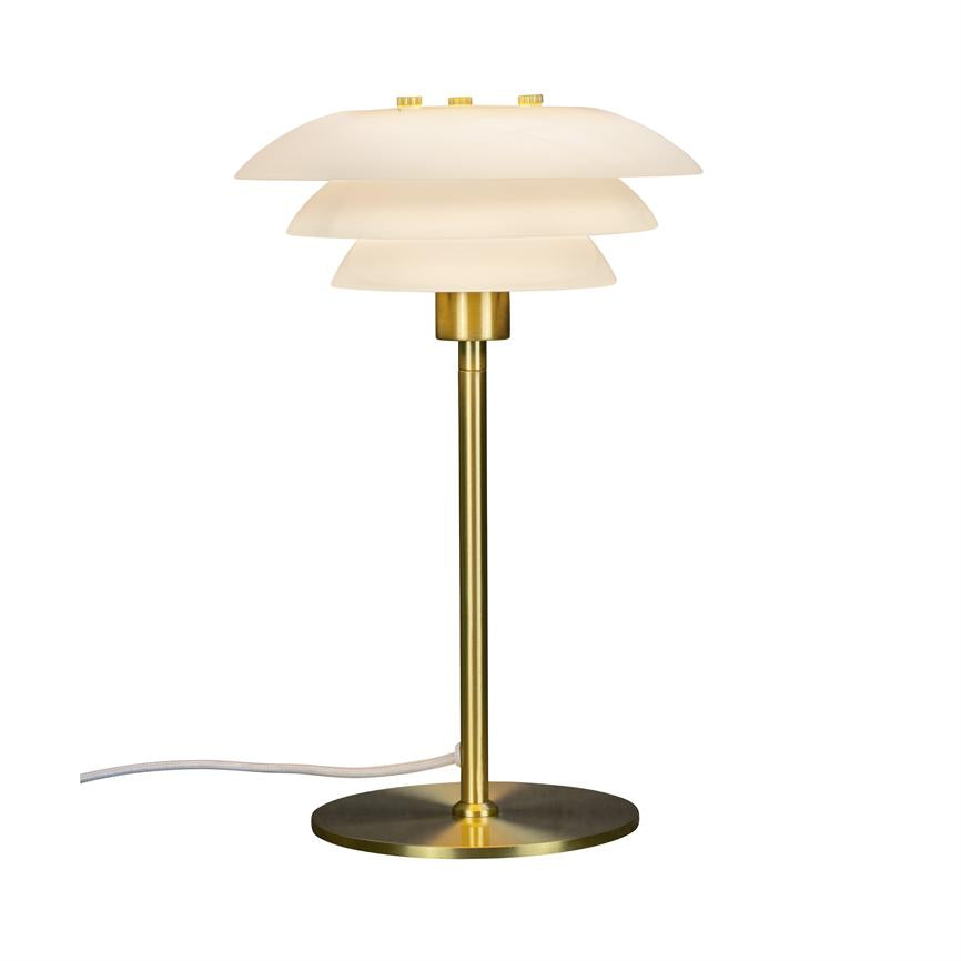 Bordlampe med lagdelte hvide skærme, står på slank messingstang og rund messingfod, hvid ledning løber ud, omgivet af hvid baggrund.