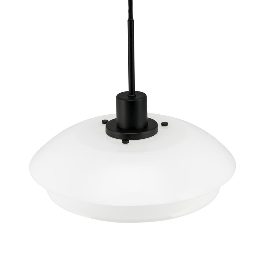 Hvid, rund pendellampe (opalfarvet skærm) hænger i en sort kabel- og fatningsenhed; sort cylinder med tre små skiver øverst, vist mod en neutral hvid baggrund.