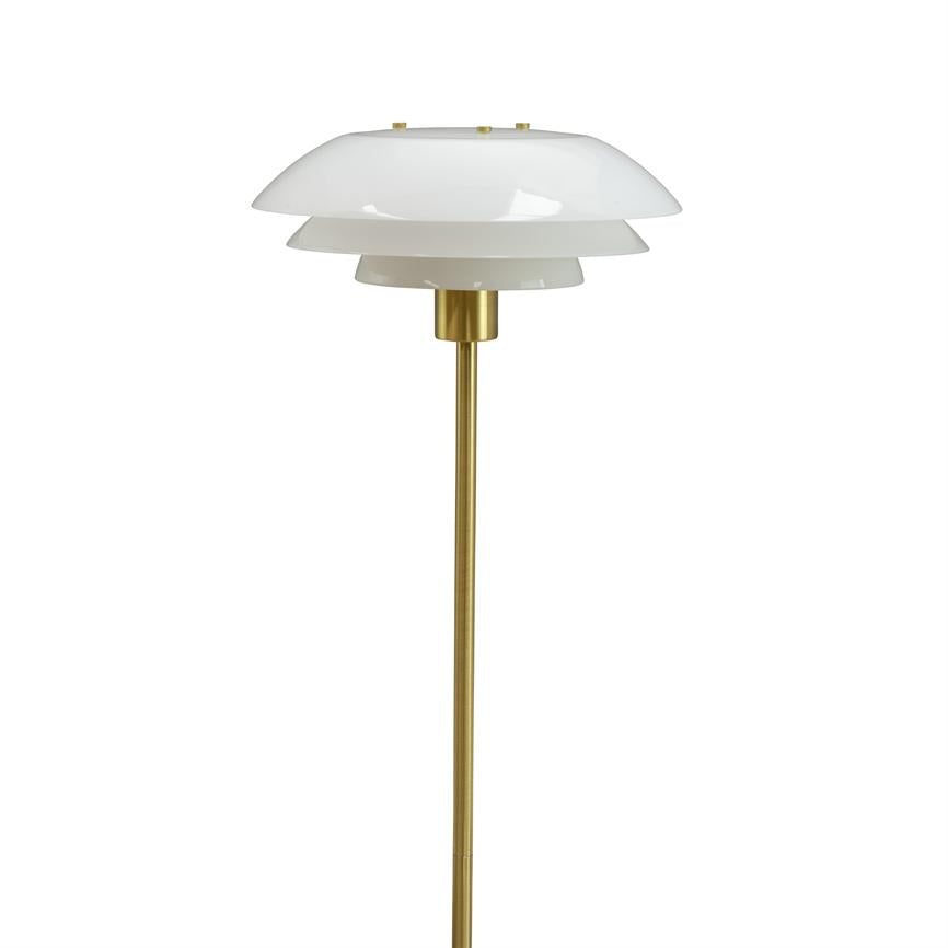 Gulvlampe med tre lagdelte hvide skærme, monteret på en slank messingstang; står oprejst mod en neutral hvid baggrund.