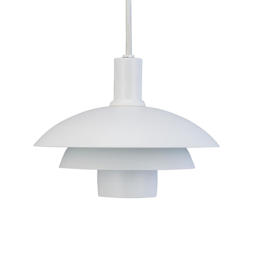 Hvid pendel-lampe med tre lagede skærme hænger i en stofbeklædt ledning, placeret foran en ensartet hvid baggrund.