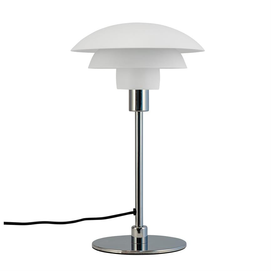 Bordlampe står på en rund kromfod, har en slank kromstang og en tredelt hvid skærm, med sort ledning mod en ensartet hvid baggrund.