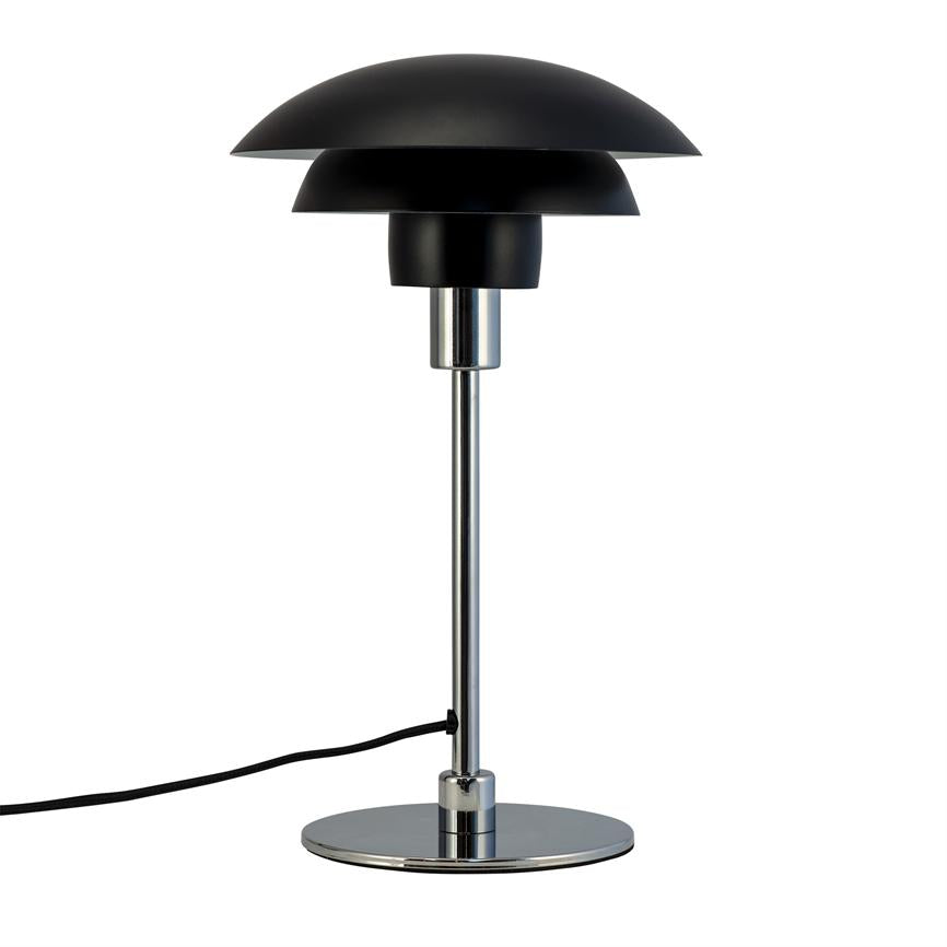 Bordlampe med to-lags sort skærm står på slank kromstang og rund kromfod; en sort ledning ligger løst ved foden; objektet er isoleret på hvid baggrund.