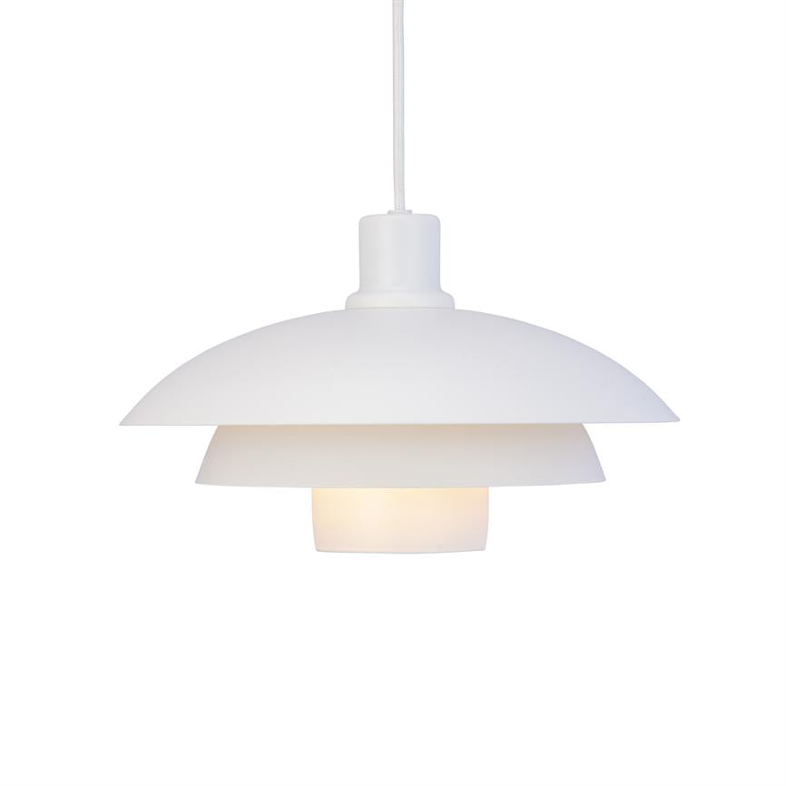 Hvid pendellampe hænger i en tynd ledning og udsender varmt, diffust lys gennem lagdelte, skærmlignende skiver mod en neutral hvid baggrund.