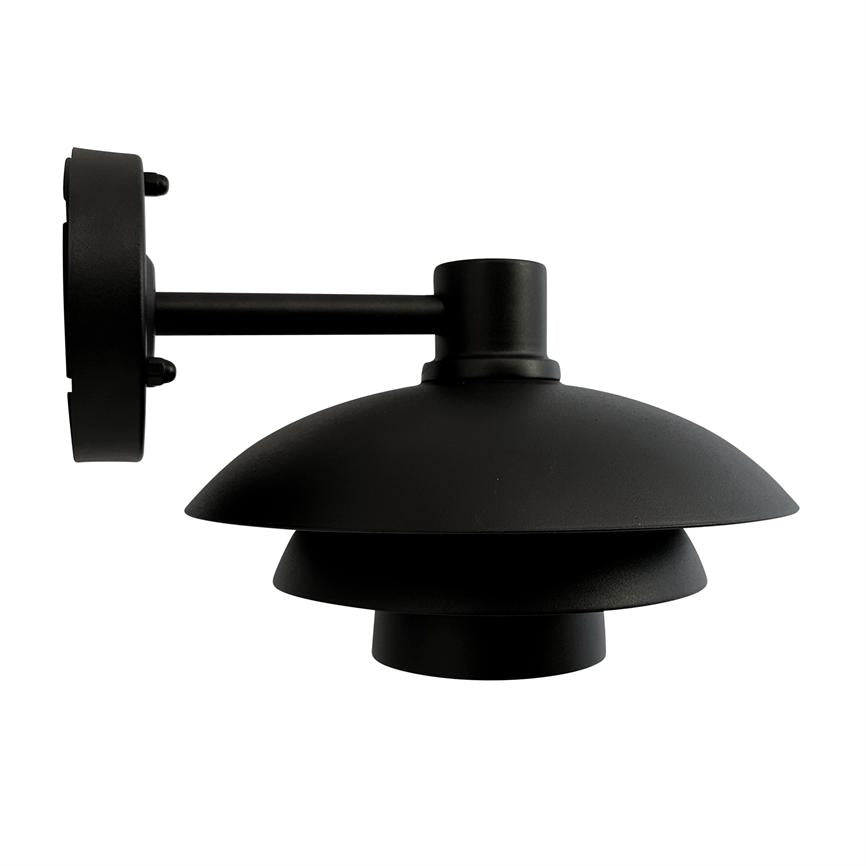 Sort mat væglampe monteret på rundt vægbeslag, med trelagret skærm, peger nedad; metalarm holder lampen, vist mod en ren hvid baggrund.