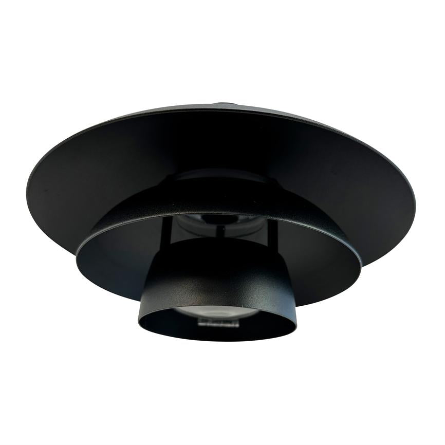 Sort loftslampe med tre koncentriske skærme, ses nedefra; monteret mod hvid baggrund, mat metalfinish og synlig central lyskilde.