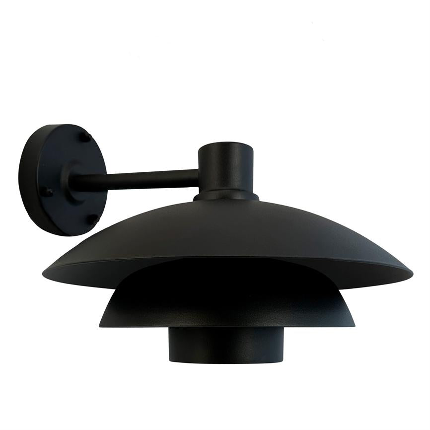 Sort metal væglampe monteret på en rund vægroset, hængende fra en kort arm; stak af tre skålformede skærme, moderne, minimalistisk, mod hvid baggrund.