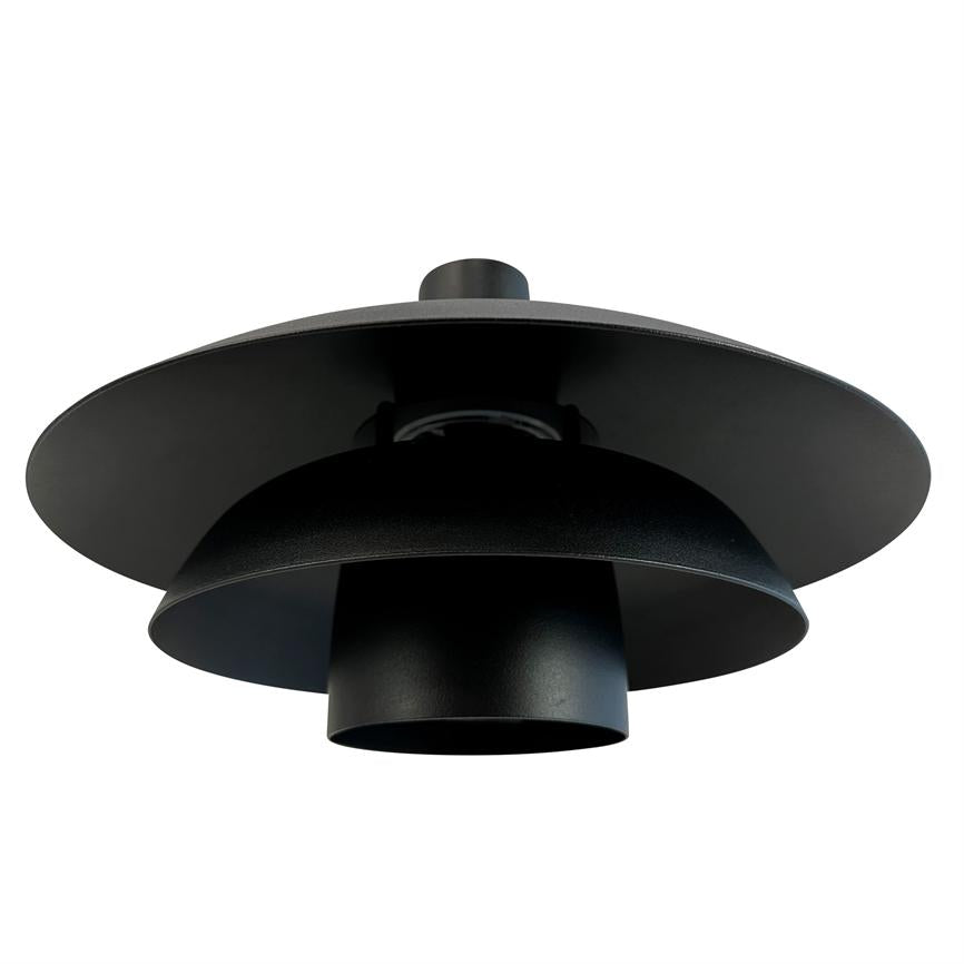 Sort loftlampe med tre flade, cirkulære skærme i tier; skærmene danner en nedadvendt åbning — set nedefra mod en hvid, neutral baggrund.