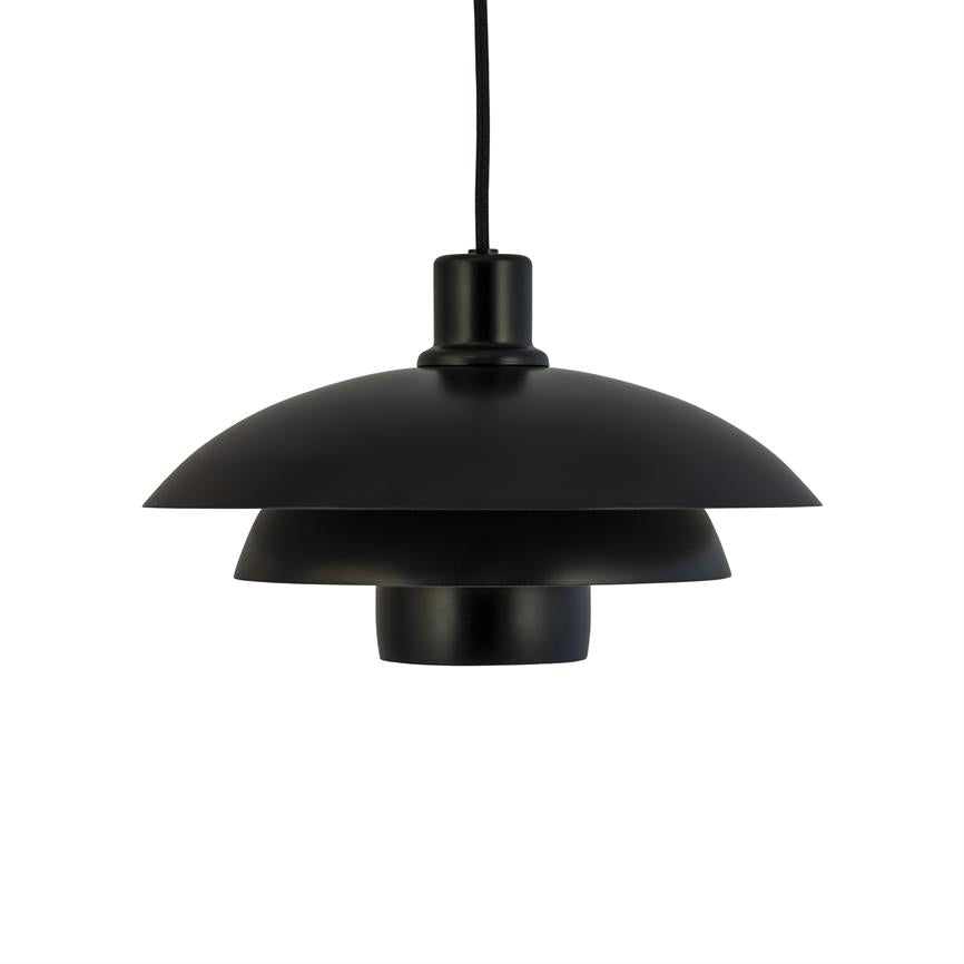 Sort pendellampe hænger i et enkelt sort kabel; tre lagvis, skålformede skærme danner en rund, mat silhuet mod en ensartet hvid baggrund.