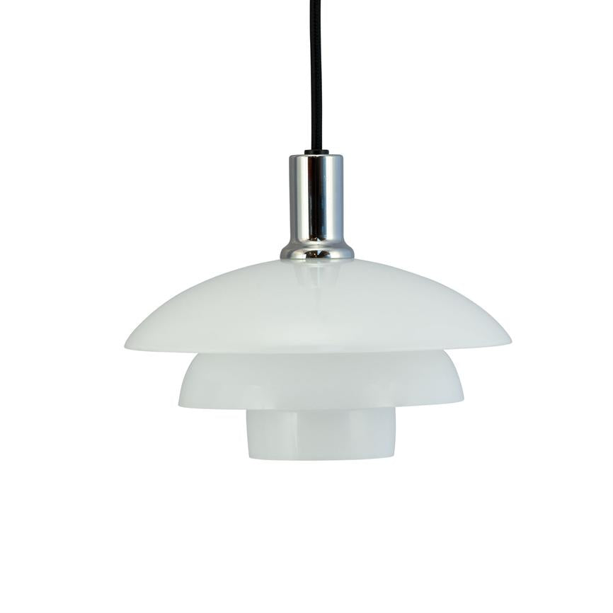 En hvid, lagdelt pendelampe hænger i en sort ledning; krom fatning og tre opalt glas-skærme i moderne design, isoleret på hvid baggrund.