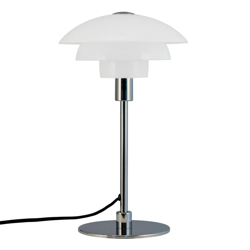 Bordlampe med rund hvid skærm i tre lag, står på slank kromstang og rund kromfod; sort ledning ligger på en flad overflade mod hvid baggrund.