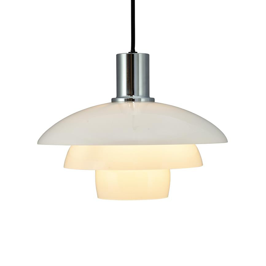 En hvid, skålformet pendel-lampe hænger i sort ledning, lyser varmt gennem tre overlappende skærme og fremstår mod en neutral, lys baggrund.
