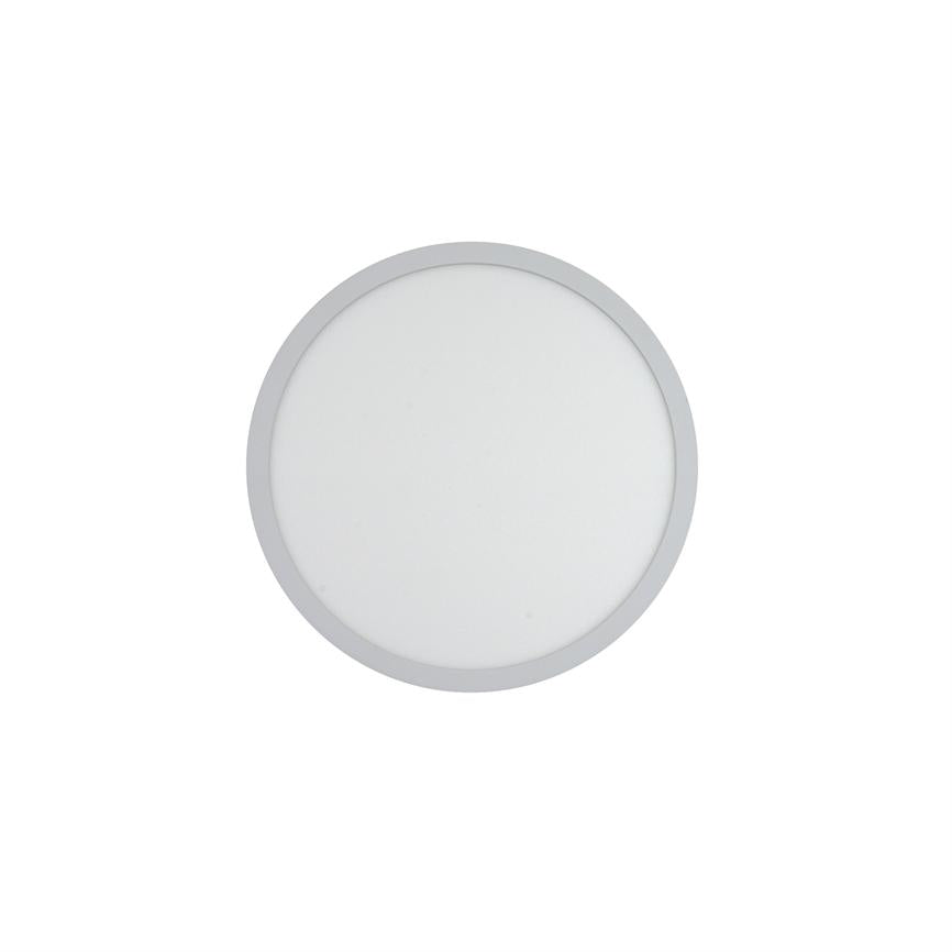 Rund LED-loftlampe med hvid diffusor og sølvramme, placeret fladt mod en ensfarvet hvid baggrund i et neutralt, minimalistisk rum.