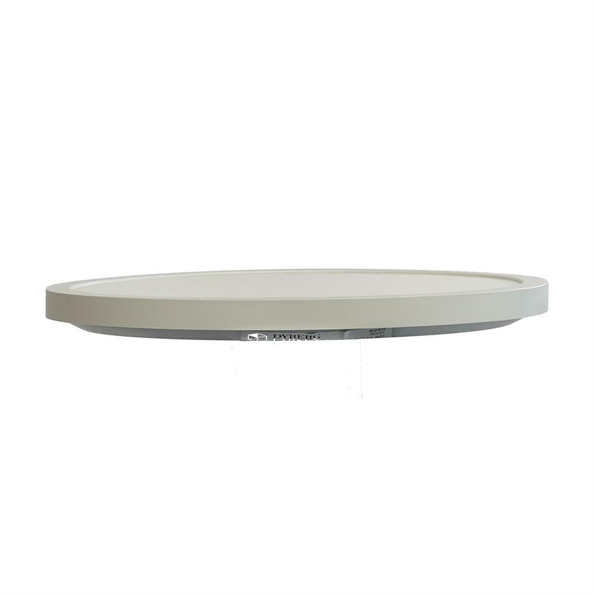 Rund, flad loftlampe viser et hvidt LED-panel, svæver centralt mod en ensartet hvid baggrund. Tekst: "DYBERG"