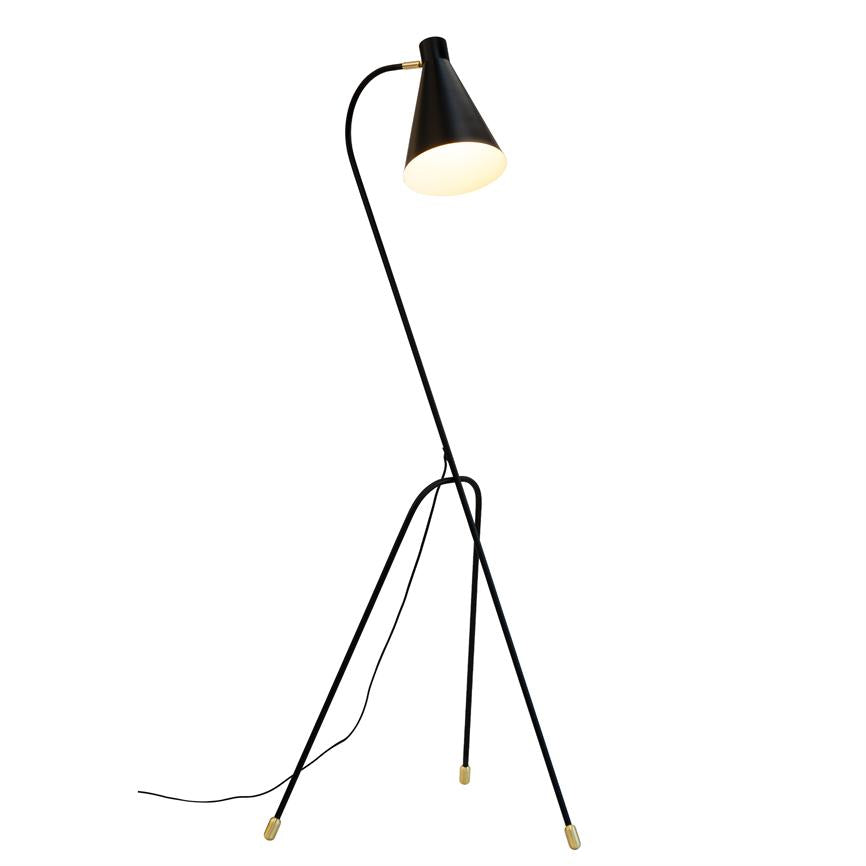 En sort, slank tripod-gulvlampe med konisk skærm, lyser nedad; tre tynde ben med gulddetaljer, synlig ledning snoet omkring et ben, placeret mod hvid baggrund.