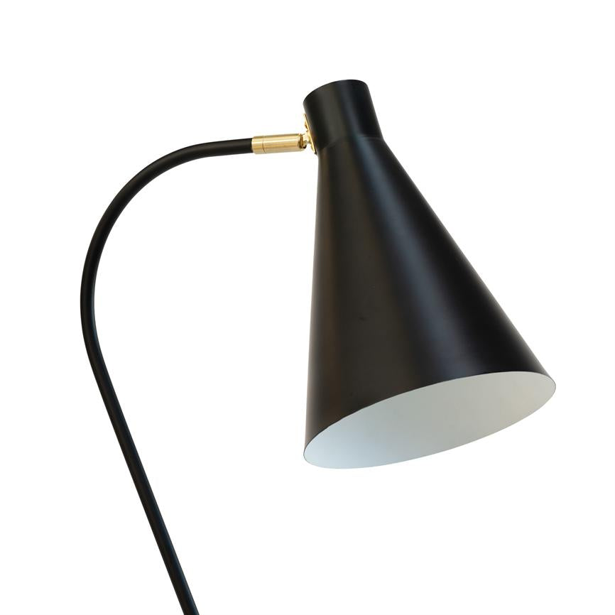 Sort konisk lampe med mat finish og lille messingled, vinklet og peger nedad; slank buet arm i sort understøtter skærmen mod en ensartet hvid baggrund.