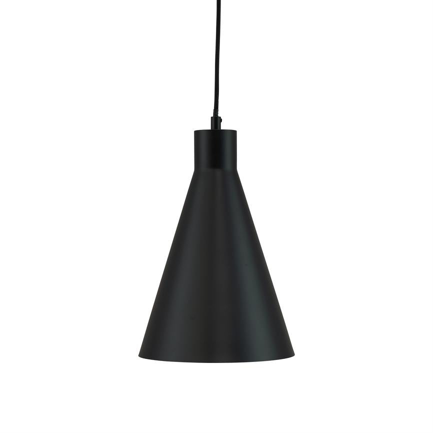 En sort, konisk pendelampe hænger i en sort ledning over en neutral hvid baggrund; enkel, mat finish og bred åbning nedad til direkte belysning.