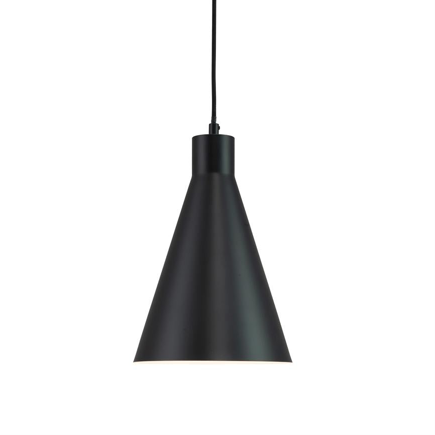 Sort konisk pendel-lampe hænger i en sort ledning og kaster nedadrettet lys mod en ren, hvid baggrund i et enkelt, minimalistisk udtryk.