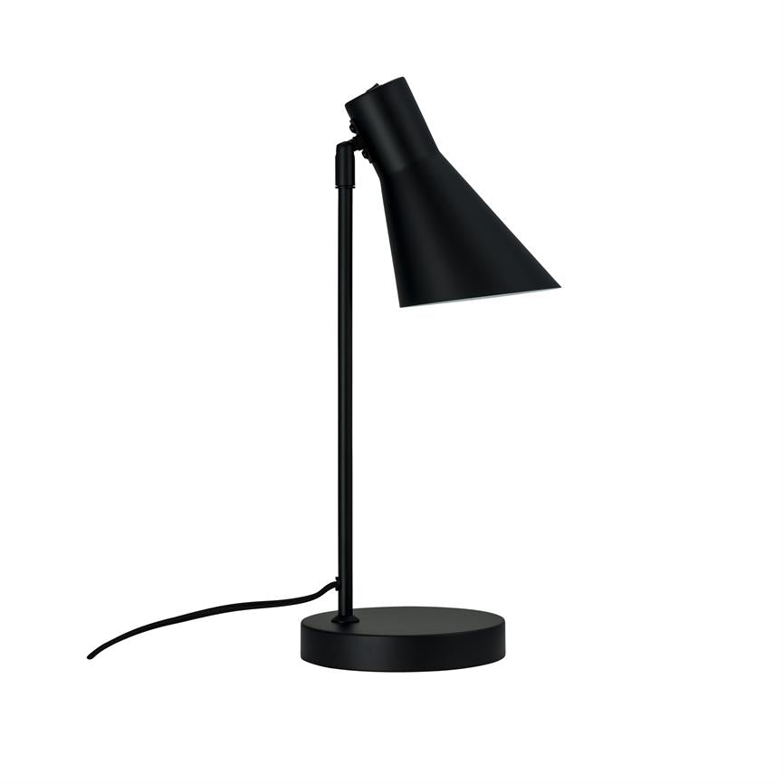 Sort bordlampe står på rund fod, med slank stang og skråtrettet konisk skærm; skærmen er vinklet nedad, sort led løber ud til venstre på en hvid baggrund.