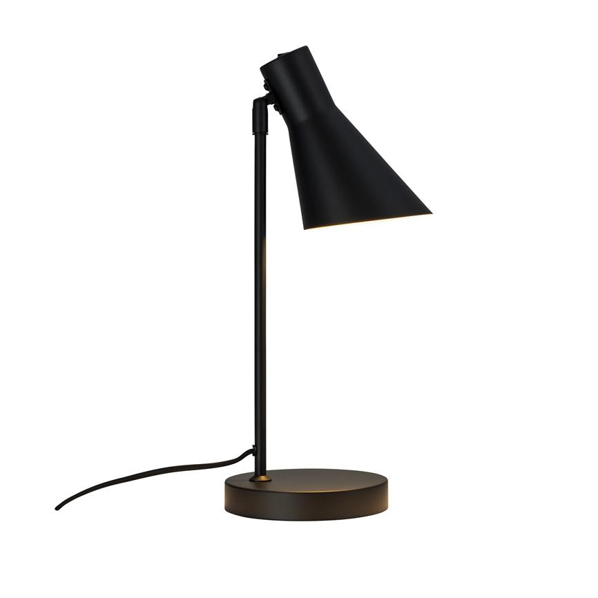 En sort bordlampe peger sin koniske skærm nedad og kaster lys; den står på en rund fod med synlig ledning mod en neutral hvid baggrund.