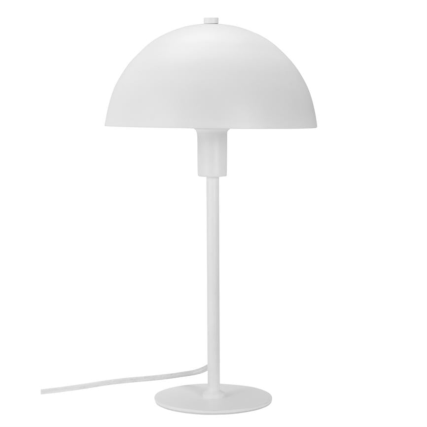 Bordlampe står på en rund fod og en slank stang; halvkugleformet skærm ovenpå; hvidt, minimalistisk design med synlig ledning mod en ensartet, hvid baggrund.