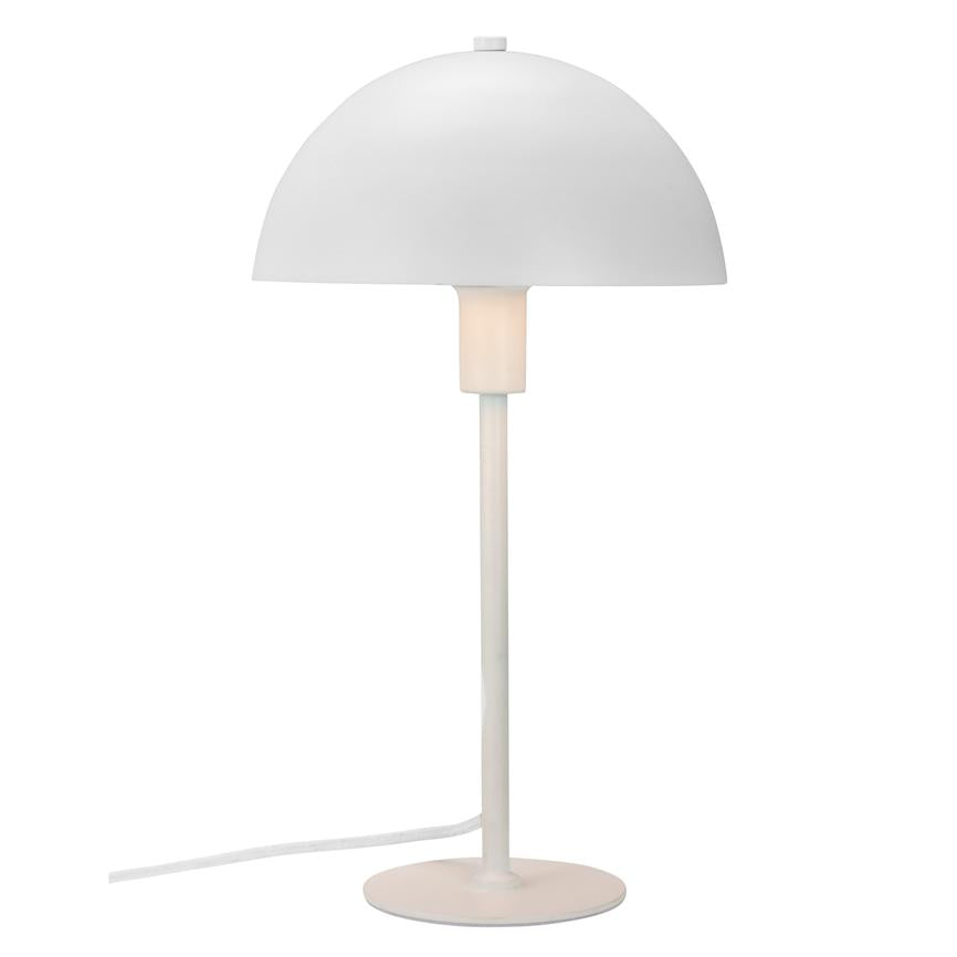 En hvid bordlampe med halvkugleformet skærm, der udsender blødt, varmt lys; står på en slank stander med rund fod, ledning synlig mod en neutral hvid baggrund.