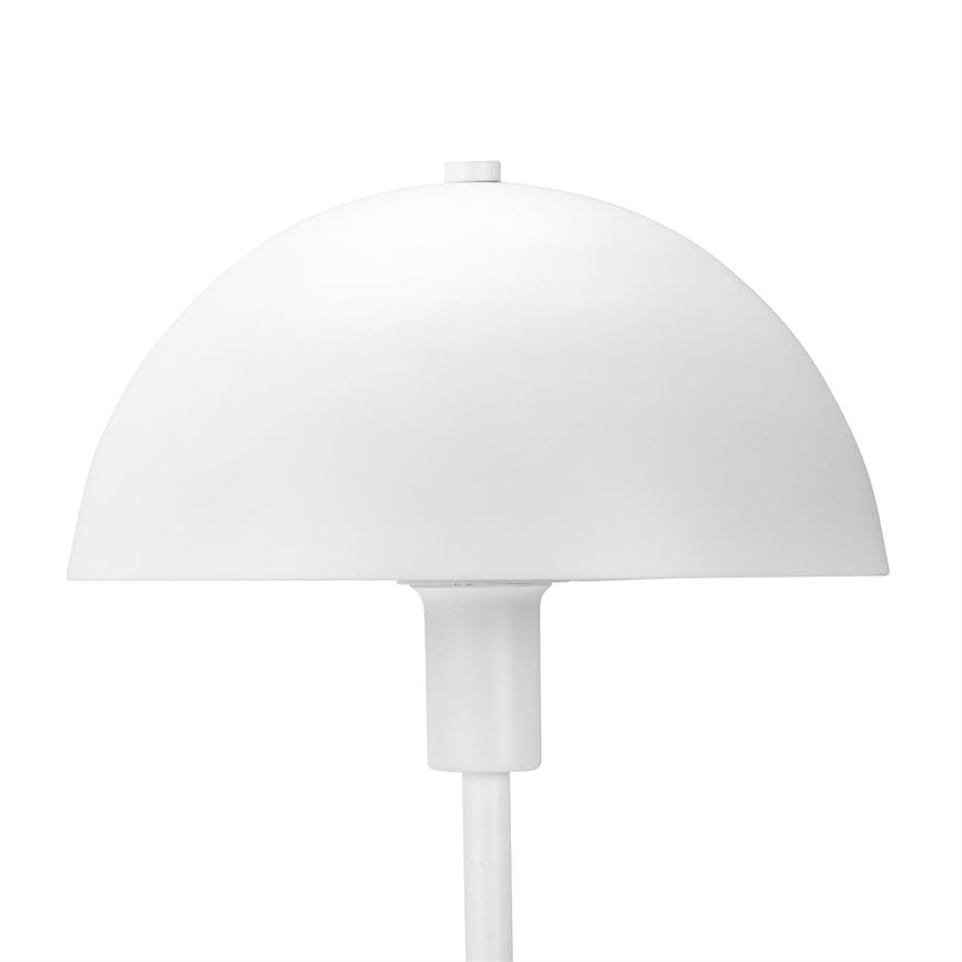 Hvid bordlampe med halvkugleformet skærm; skærmen hviler på en slank midterstang. Minimalistisk design mod en ensartet hvid baggrund, egnet som blødt læse- eller stemningslys.