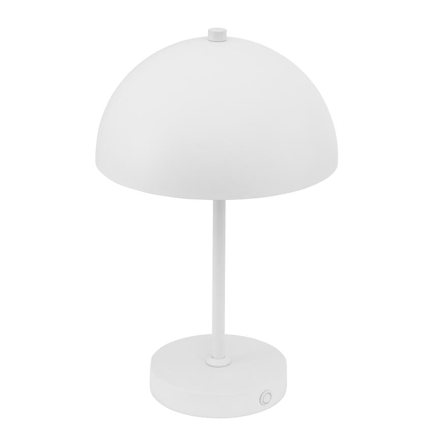 Bordlampe med hvid halvkugleskærm står på en slank stang og rund fod; lille tænd/sluk-knap på basen synlig, placeret mod en ensartet hvid baggrund.