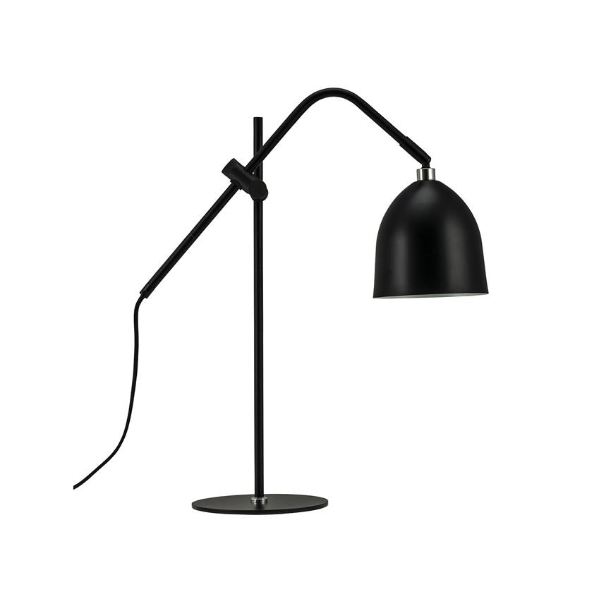 Sort metal bordlampe med buet arm og afrundet skærm, skærmen peger nedad; slank lodret stang på rund fod, sort ledning hænger frit mod hvid baggrund.