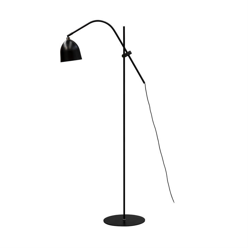 Sort gulvlampe med rund skærm, buet arm og fleksibel justeringsstang; strømledning hænger ned fra armen. Lampen står på en høj, slank stang med cirkulær fod på hvid baggrund.