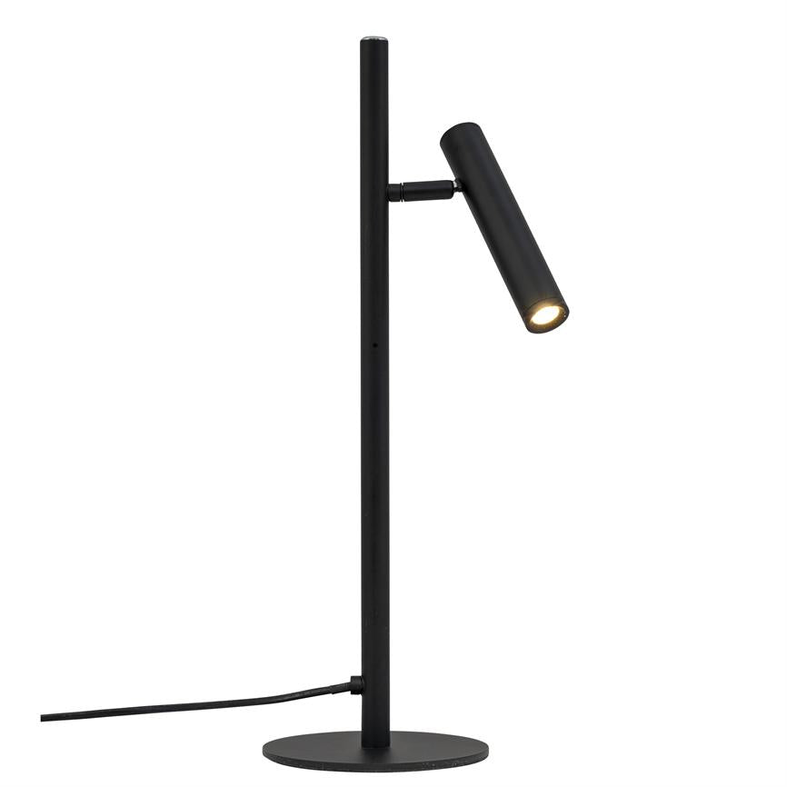Sort, slank skrivebordslampe med cylindrisk, justerbart lampehoved, der retter lys nedad; monteret på en høj, tynd stang og rund fod, med synligt strømkabel.