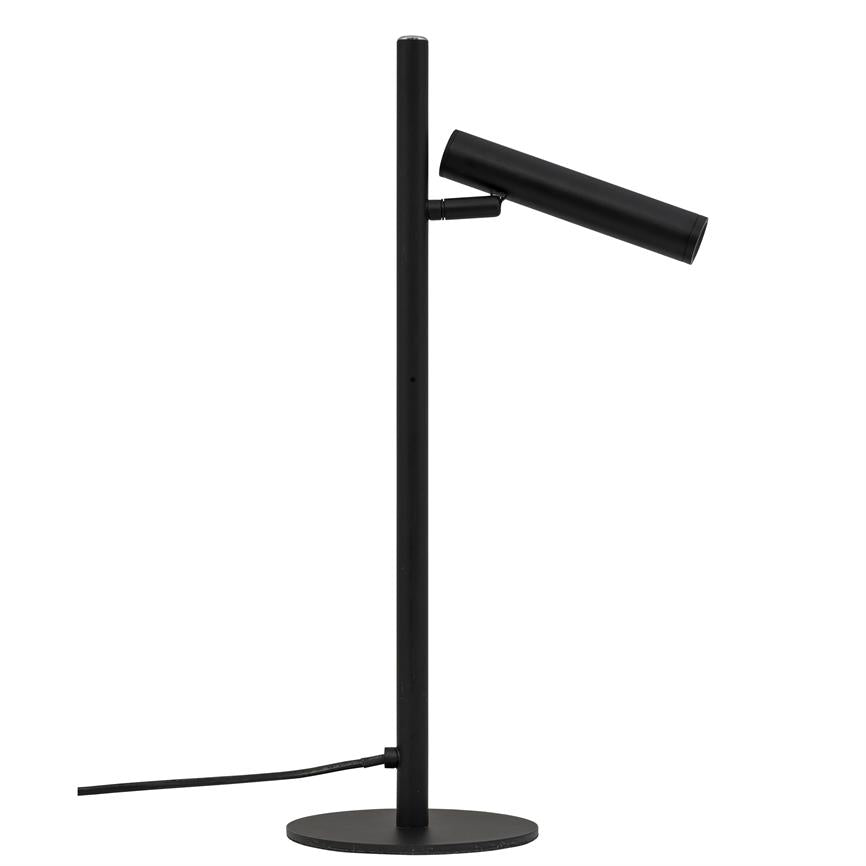 Sort metalbordlampe, cylinderformet lampehoved vippet skråt nedad fra en lodret stang; står på rund base med synlig ledning, placeret mod rent hvidt baggrund.